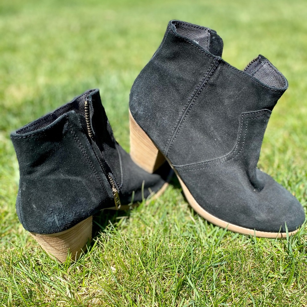 Sweet little western style healed boots!